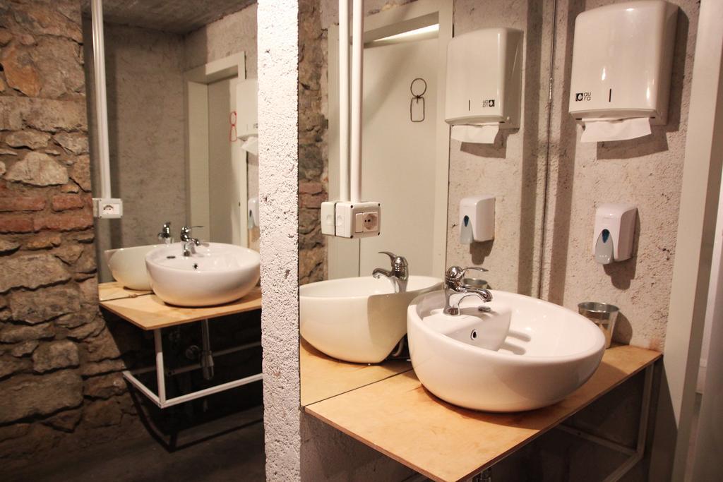 Destil Hostel Тирана Екстер'єр фото