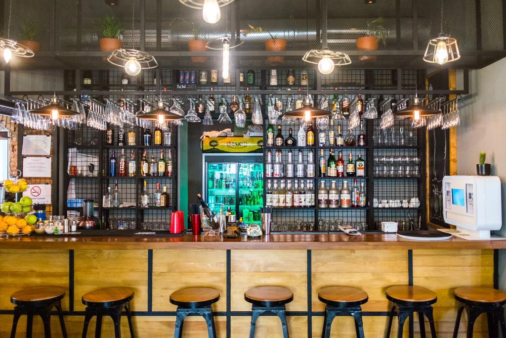 Destil Hostel Тирана Екстер'єр фото