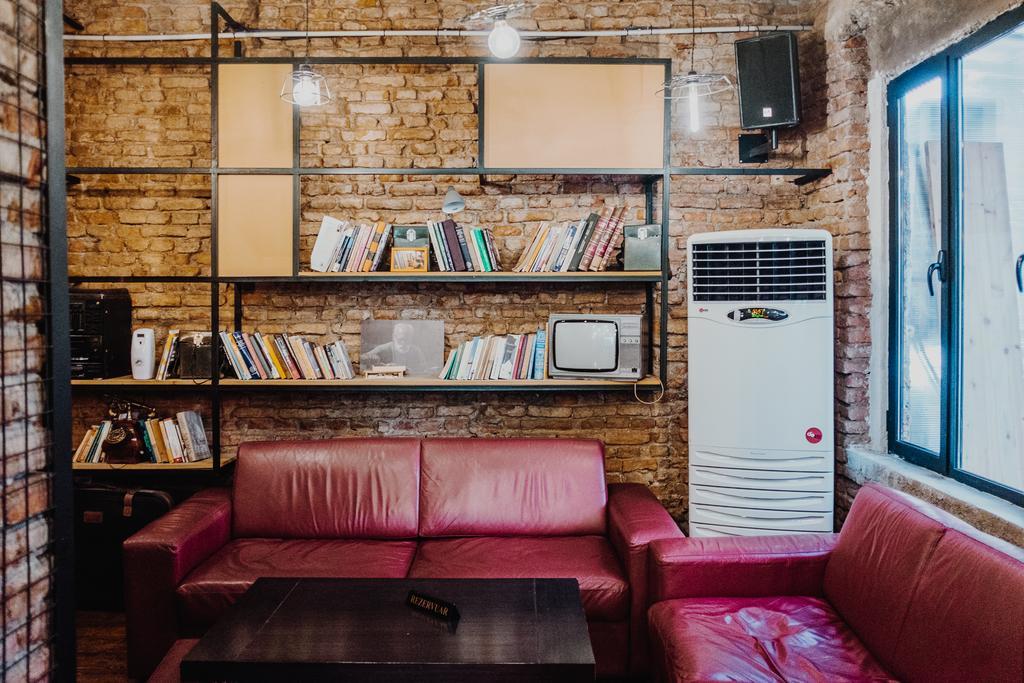 Destil Hostel Тирана Екстер'єр фото