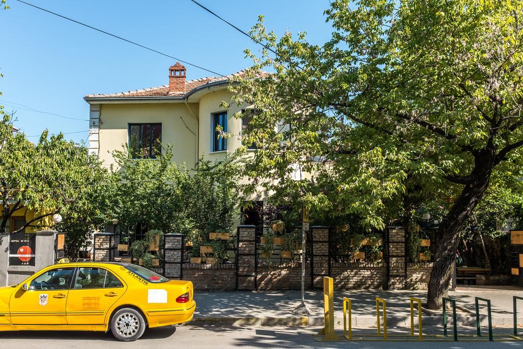 Destil Hostel Тирана Екстер'єр фото