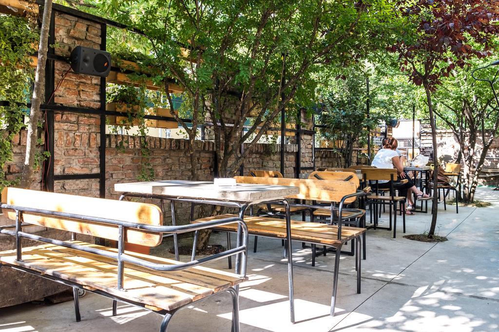 Destil Hostel Тирана Екстер'єр фото