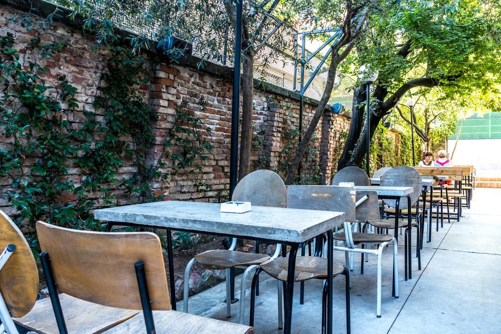 Destil Hostel Тирана Екстер'єр фото