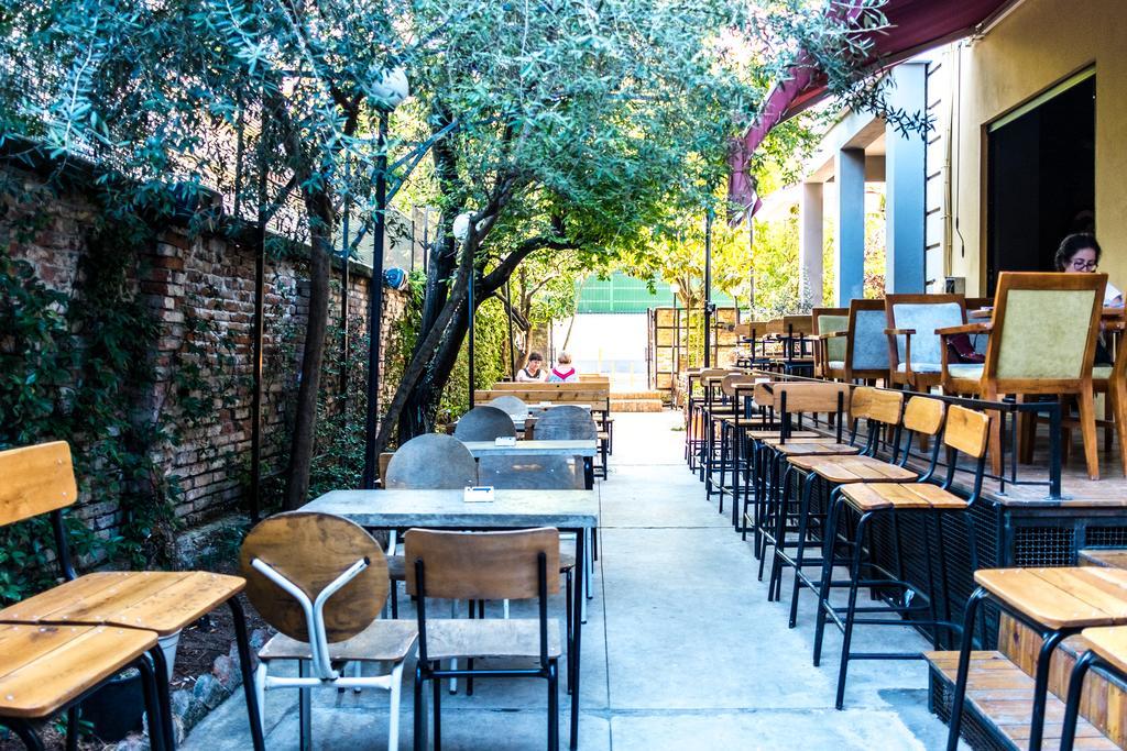 Destil Hostel Тирана Екстер'єр фото