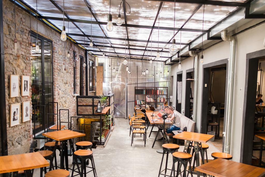 Destil Hostel Тирана Екстер'єр фото