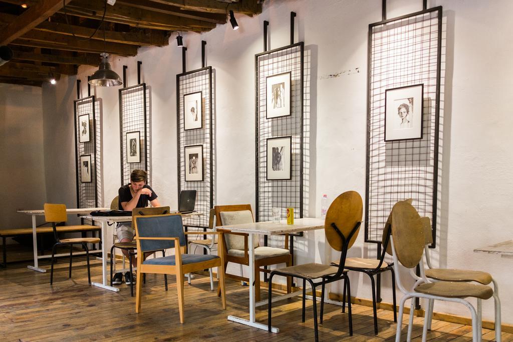 Destil Hostel Тирана Екстер'єр фото