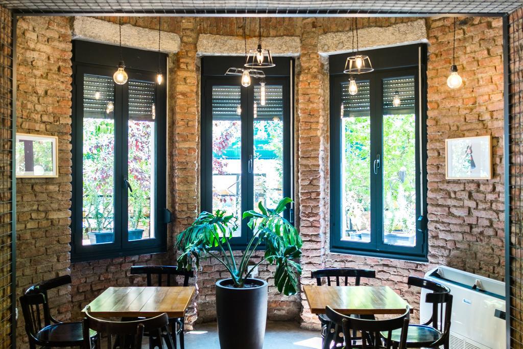 Destil Hostel Тирана Екстер'єр фото