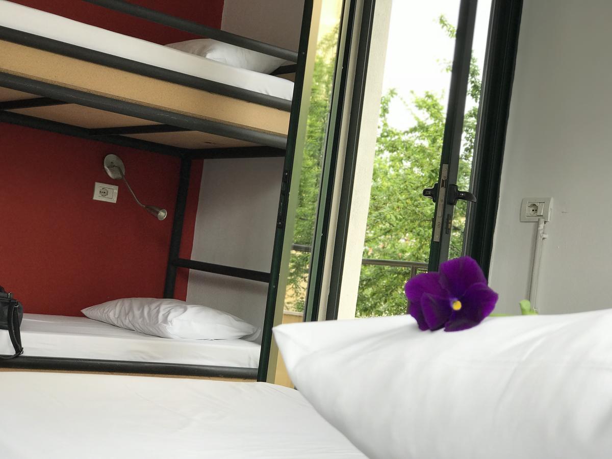 Destil Hostel Тирана Екстер'єр фото