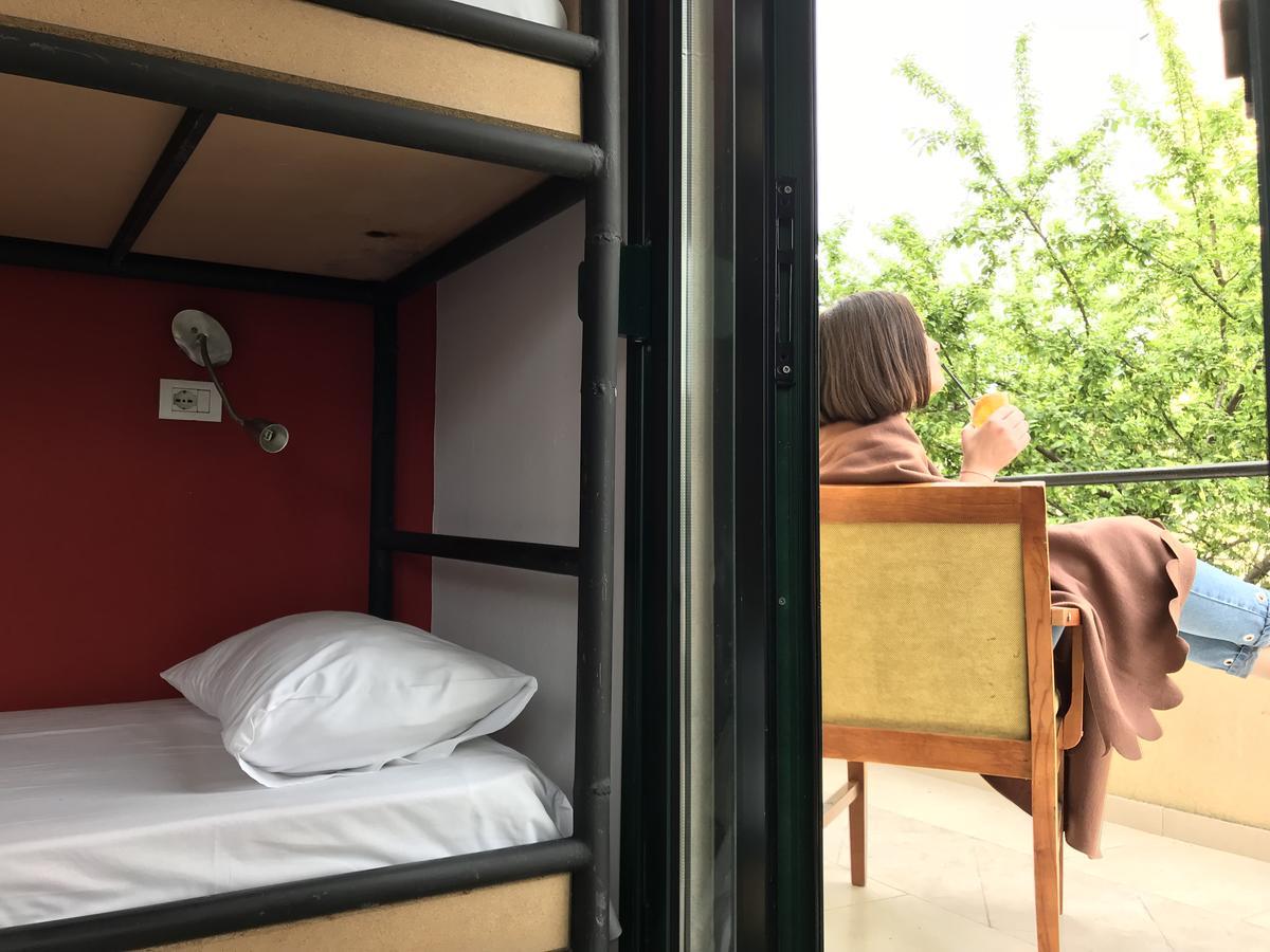 Destil Hostel Тирана Екстер'єр фото